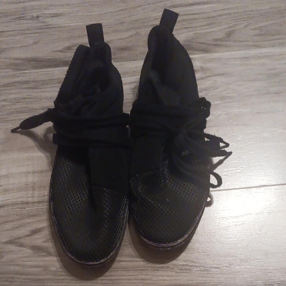 Brash Black Athletic Shoes with Chunky Sole